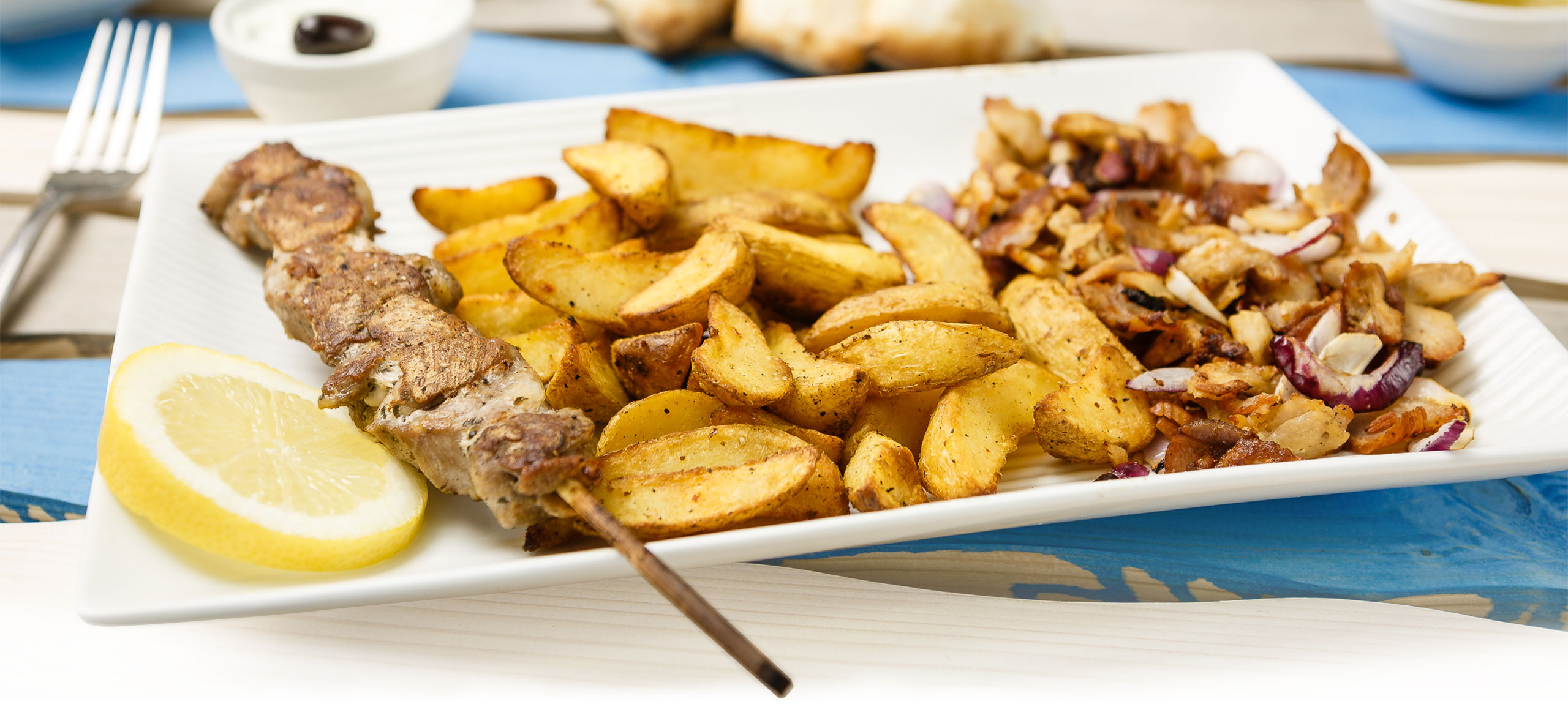 Foto eines Grilltellers mit Spieß, Gyros und Pommes