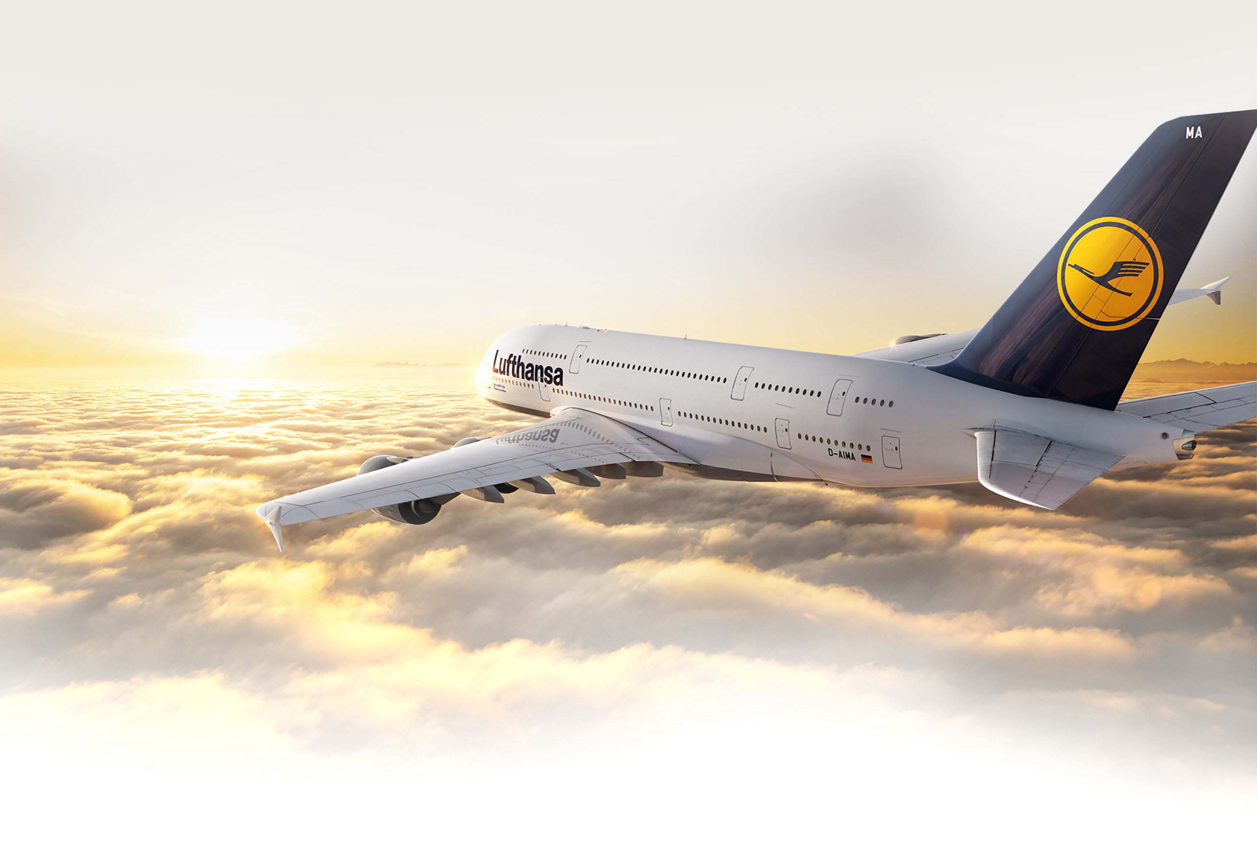 Flugzeug über den Wolken, welches in den Sonnenuntergang fliegt